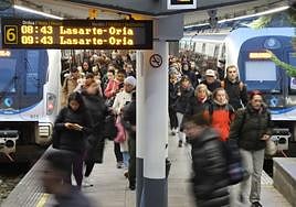 Andenes y trenes llenos en la estación de Easo.