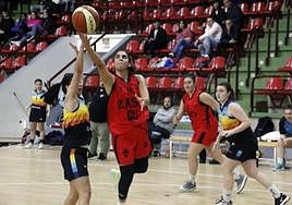 Garazi Alza se cuela hasta la cocina del Toju para poner con delicadeza una bandeja en su aro.