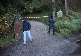 Agentes de la Ertzaintza custodian el camino que da acceso a la zona boscosa en la que el domingo se llevó a cabo la batida de jabalíes que terminó en tragedia.