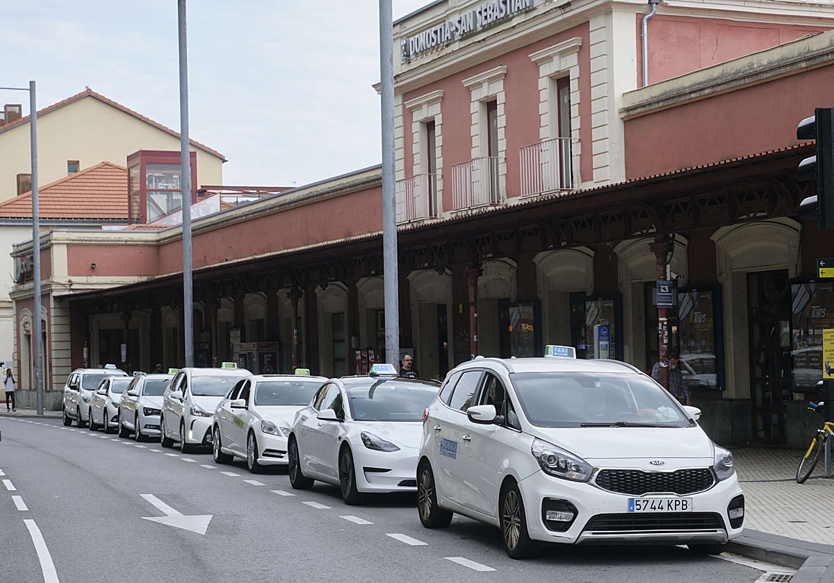 El Pleno aboga por que se pueda coger un taxi fuera de la parada con solo levantar la mano