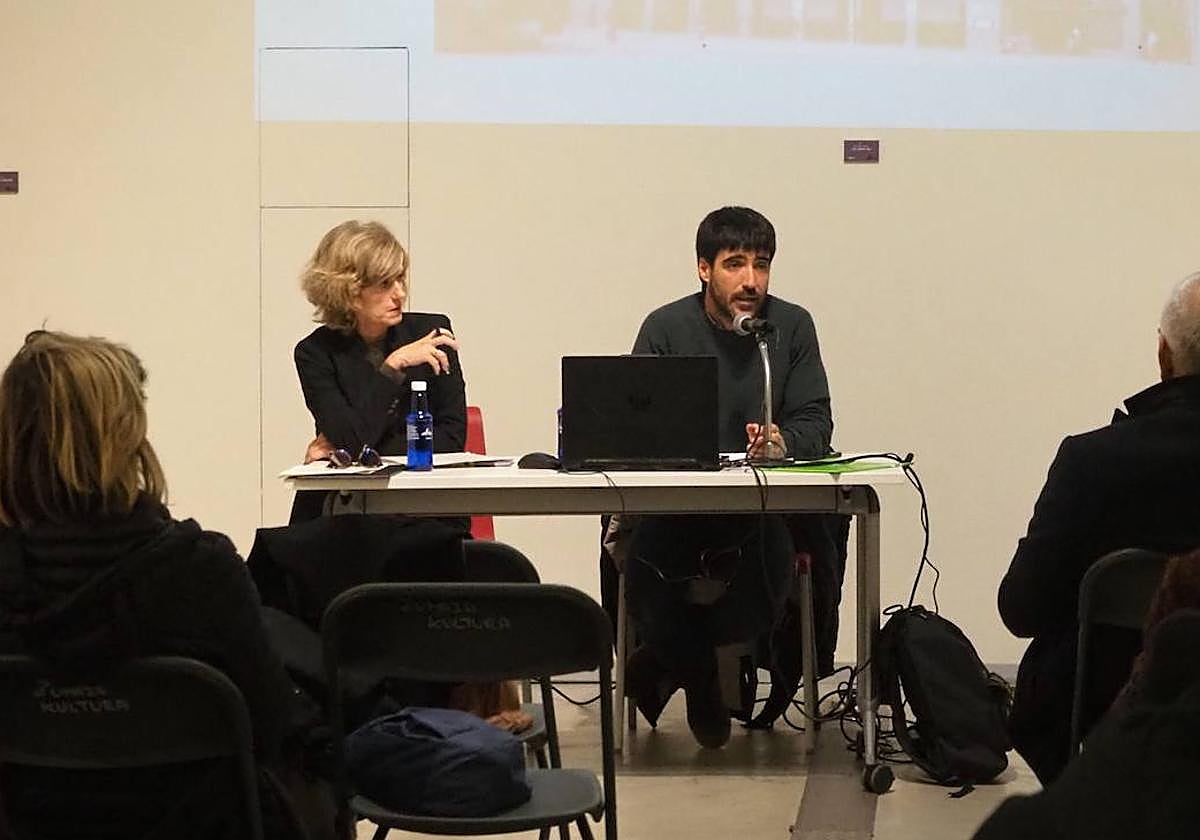 Marina Bidasoro y Javier Buces durante la presentación del informe, el martes en la sala Oxford.