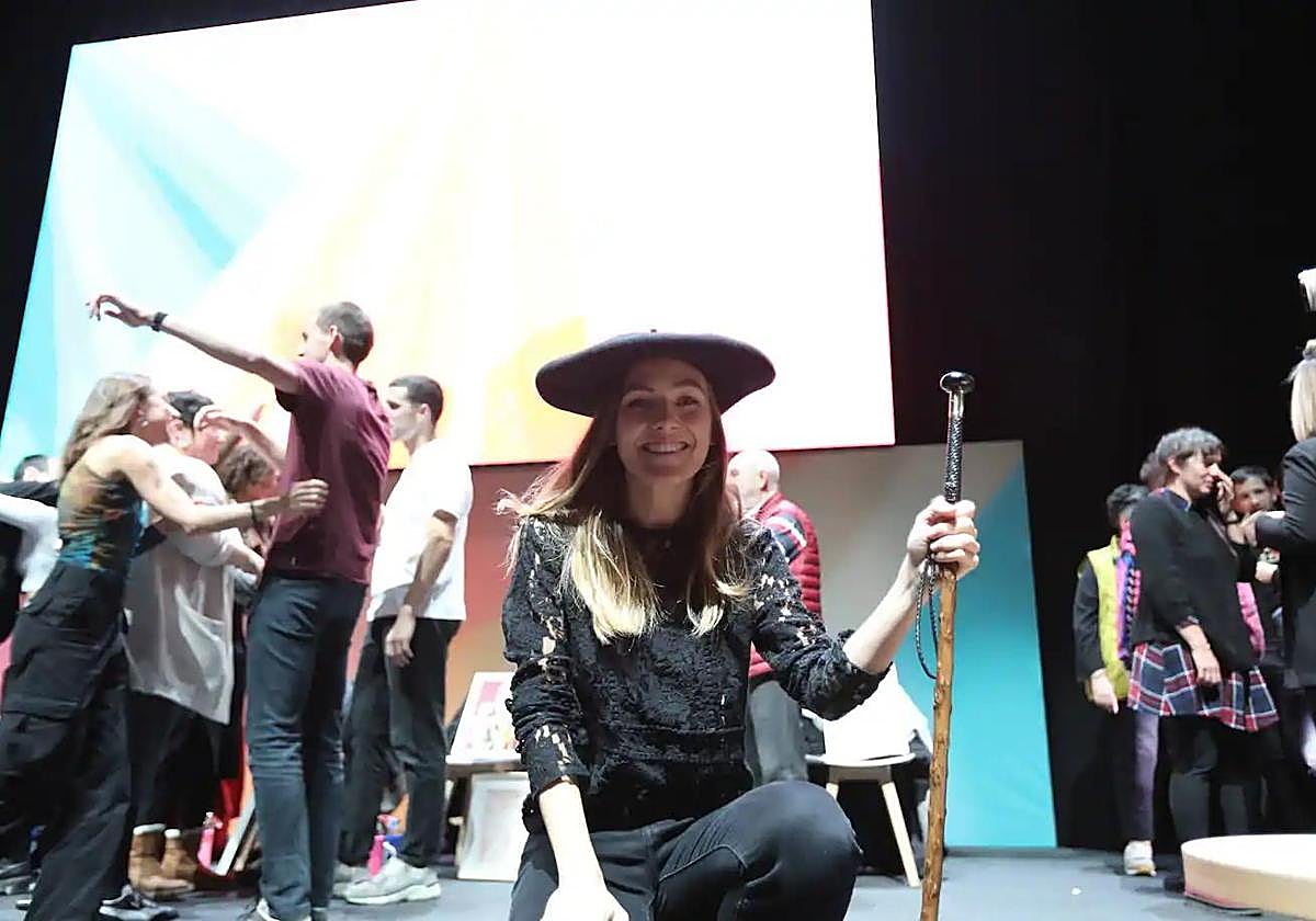 Nerea Ibarzabal, irribarretsu, makila eta txapelarekin.