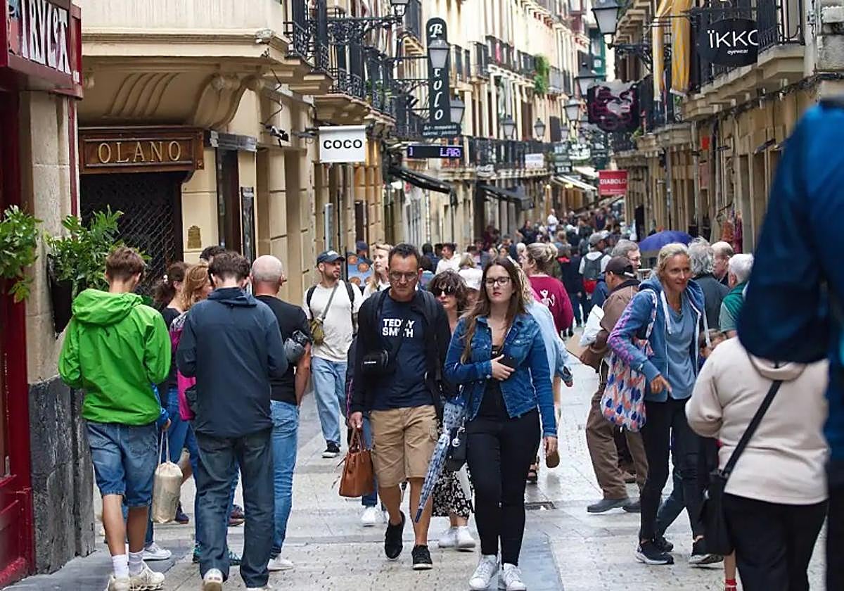 Decenas de turistas recorrren la Parte Vieja de Donostia.