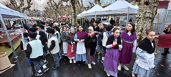 Los irundarras visitaron la plaza Urdanibia en Irun para degustar txistorra.