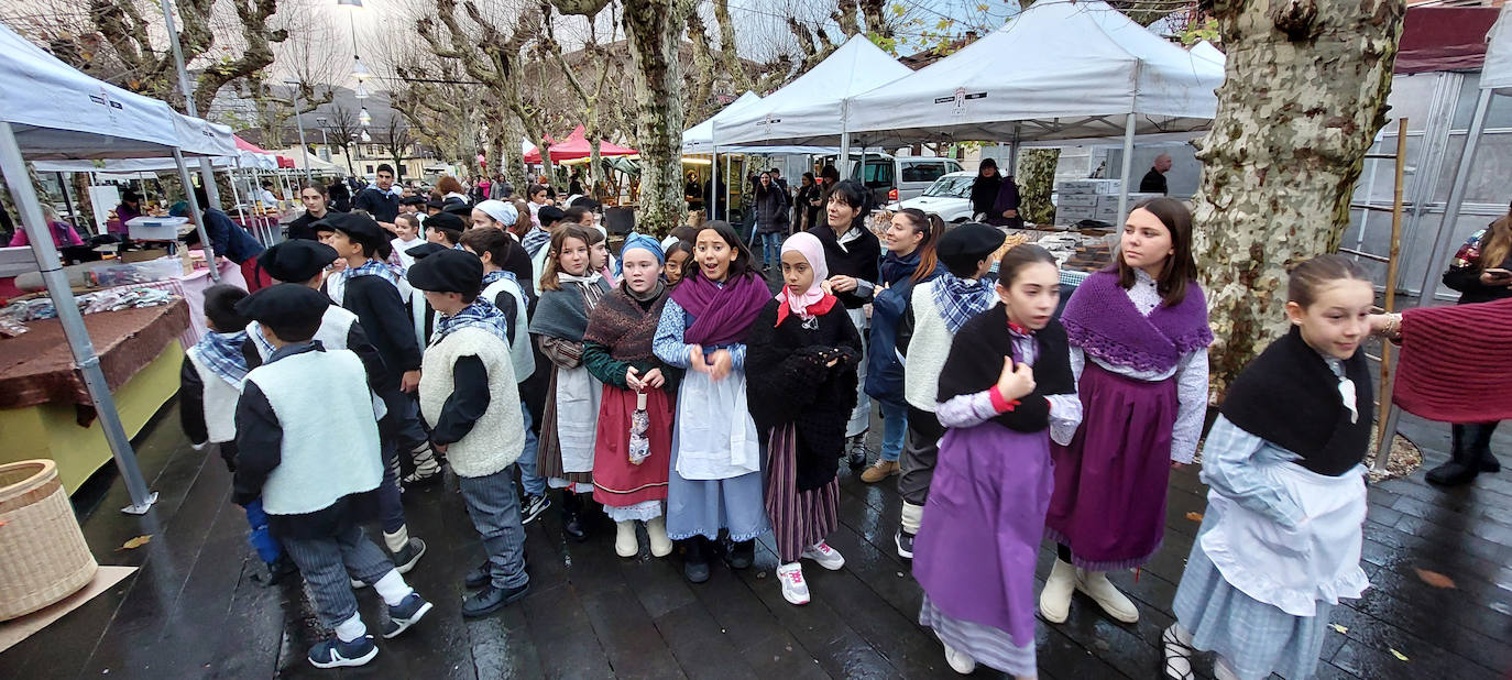 Los irundarras visitaron la plaza Urdanibia en Irun para degustar txistorra.