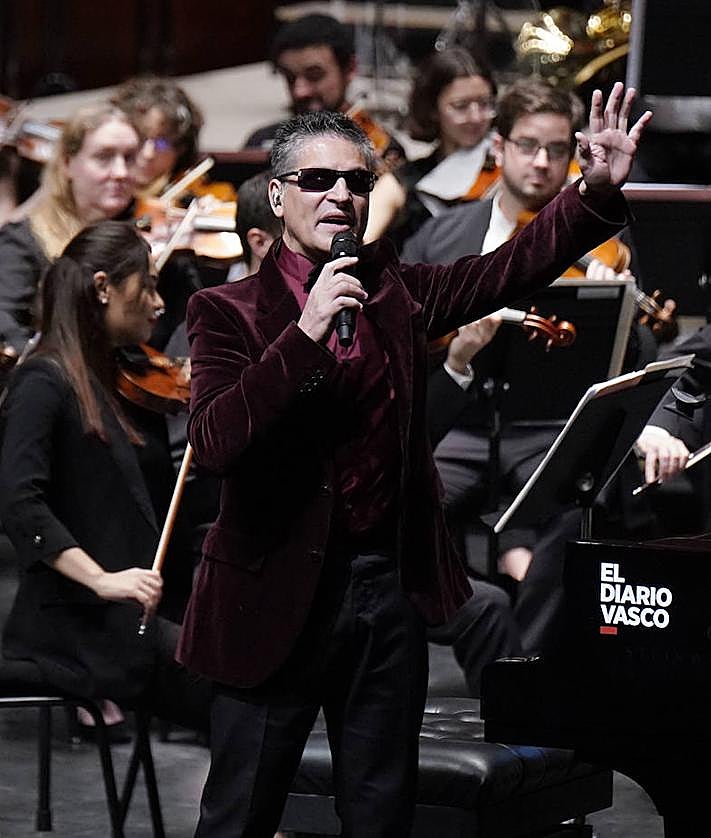 Imagen secundaria 2 - Arriba, José María Bergareche, presidente de DV, entrega su placa a Irene Tapia, de DYA Gipuzkoa, entidad a la que se destinó la recaudación.