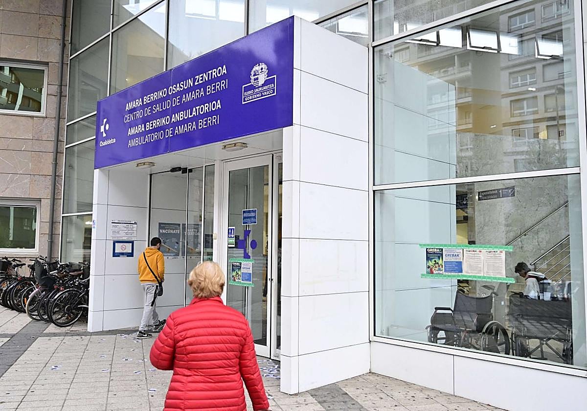 Dos personas se disponen a acceder a uno de los centros de salud de la red sanitaria pública de Gipuzkoa.