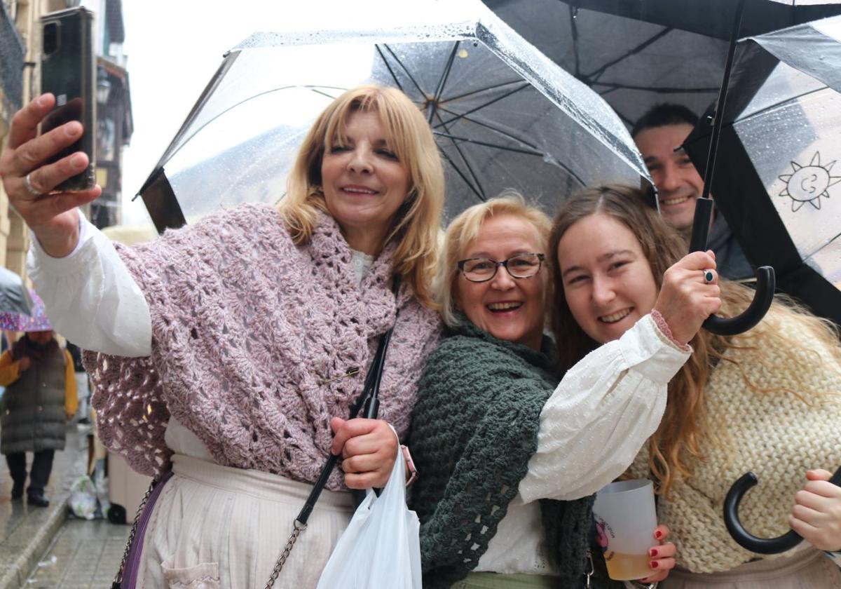 A pesar de la lluvia, los ciudadanos trataron de pasárselobien con sus amigos y familiares.