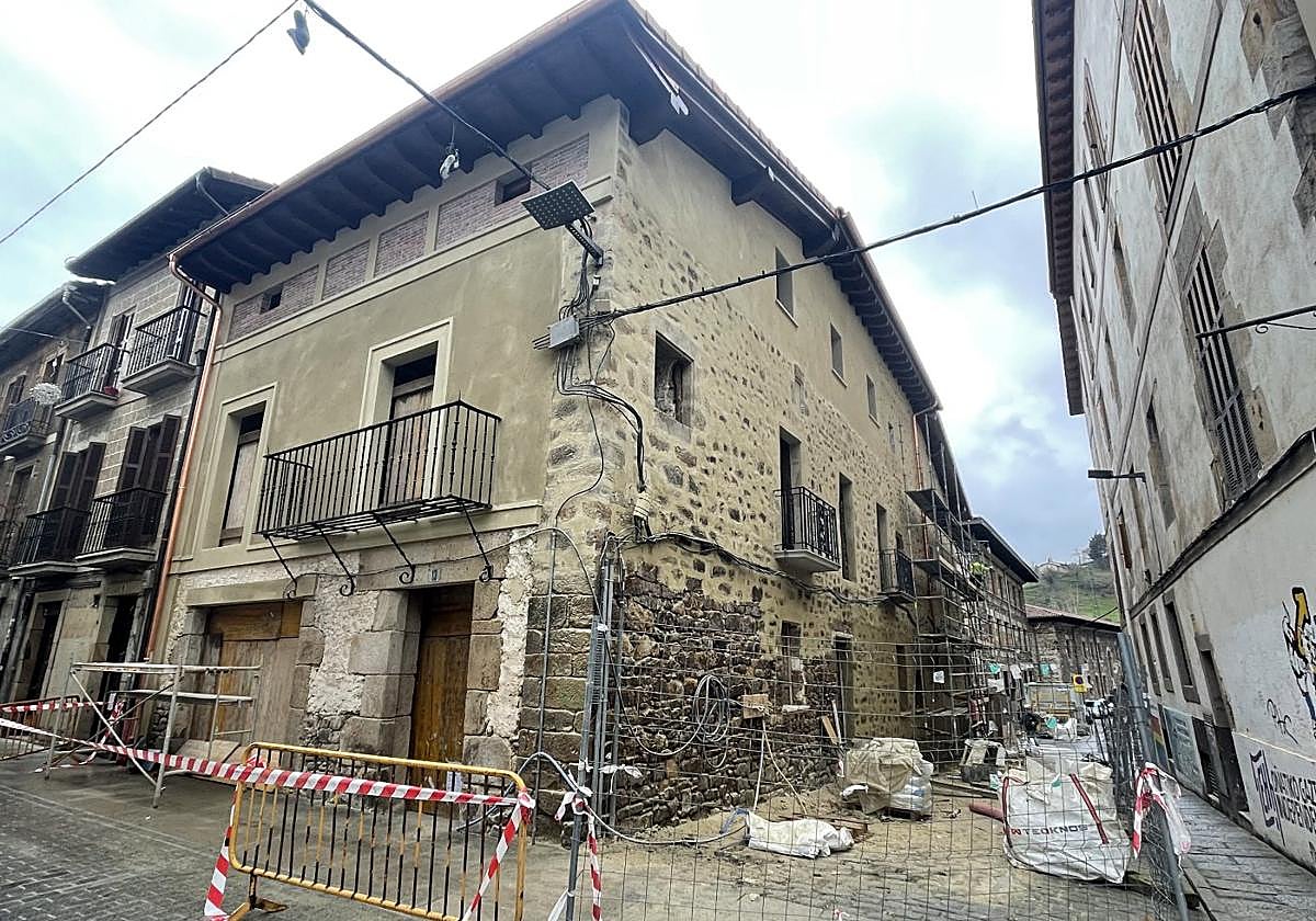 Esta semana se está retirando el andamiaje de Emakumeen Etxea que ha recibido 600.000 euros.