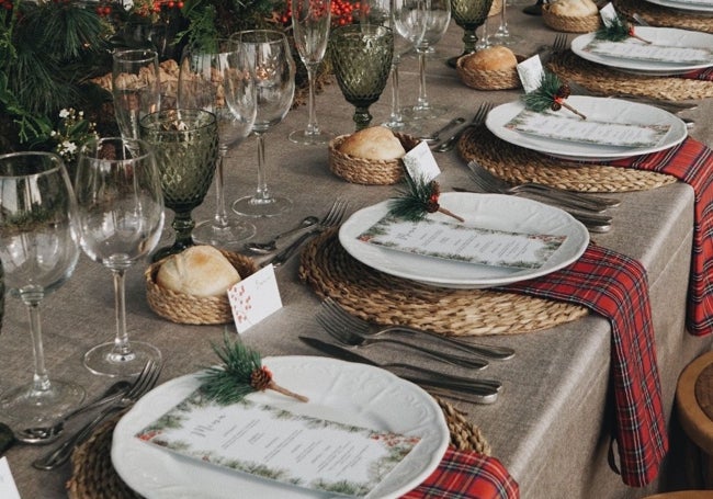 Mesa con detalles personalizados como cartulinas con el menú y ramas secas