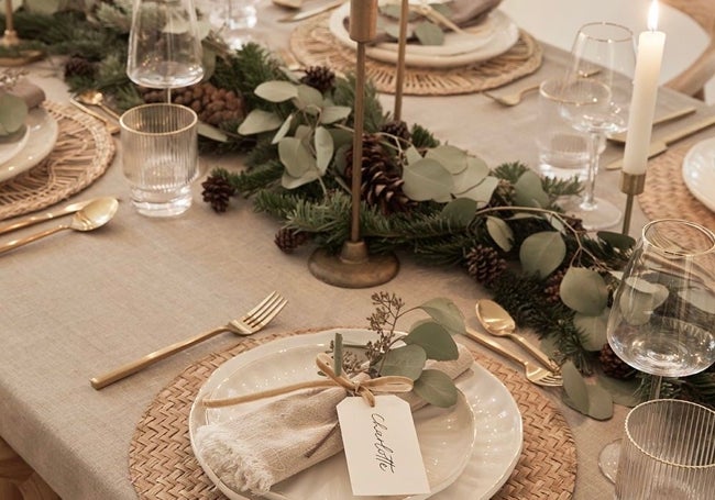 Mesa con mantel de lino y bajoplatos de mimbre