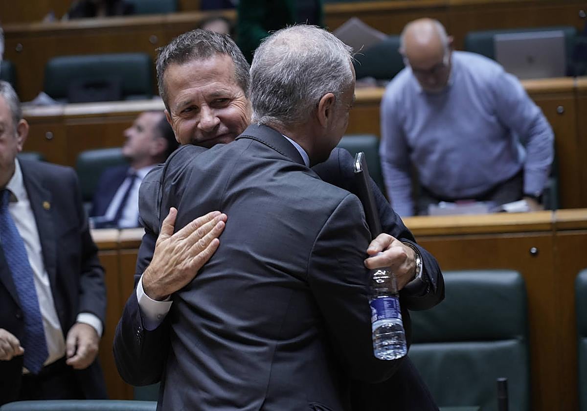 El lehendakari, Iñigo Urkullu, y el consejero de Educación, Jokin Bildarratz, se abrazan tras la aprobación de la nueva ley.