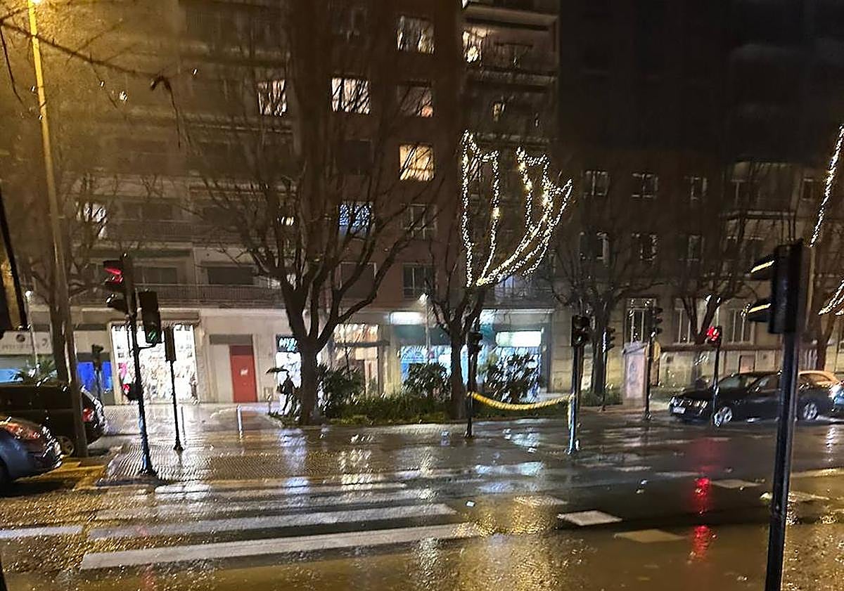 El reventón de una tubería deja sin agua a vecinos de Amara | El Diario ...