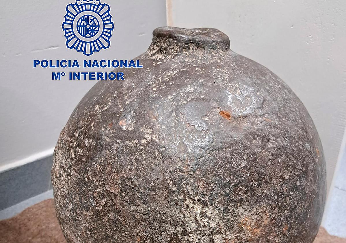 Encuentran una bomba de 90 kg y del siglo XVIII en las oficinas del Archivo Municipal de Pamplona