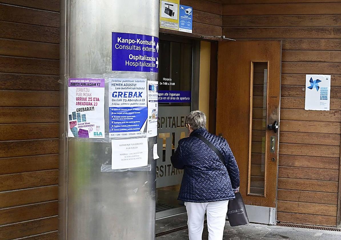 Entrada a consultas externas del Hospital Donostia.