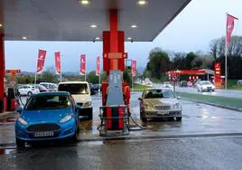 Varios vehículos repostan en una gasolinera.