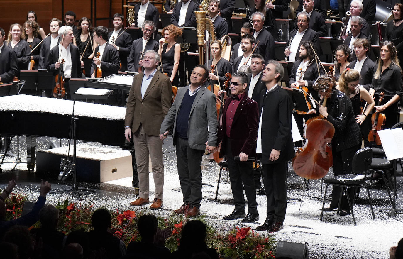 Serafín Zubiri impresionó al público con sus dos cancionesde Nino Bravo, coreadas por los espectadores. 