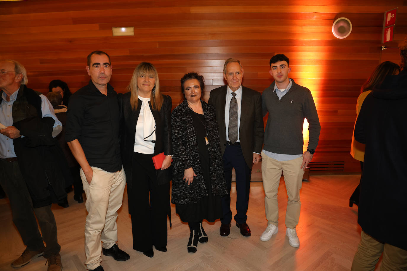 Del Aquarium: Xabier Lasaga (marketing), la directora Esther Irigaray, Arantxa Olaizola (Laboral Kutxa), el presidente José Ignacio Espel y Alain Palacios (técnico).