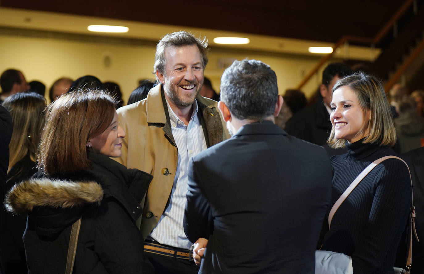 Los concejales populares en el Ayuntamiento de San Sebastián, Vanesa Vélez y Borja Corominas, charlan con Denis Itxaso (de espaldas).