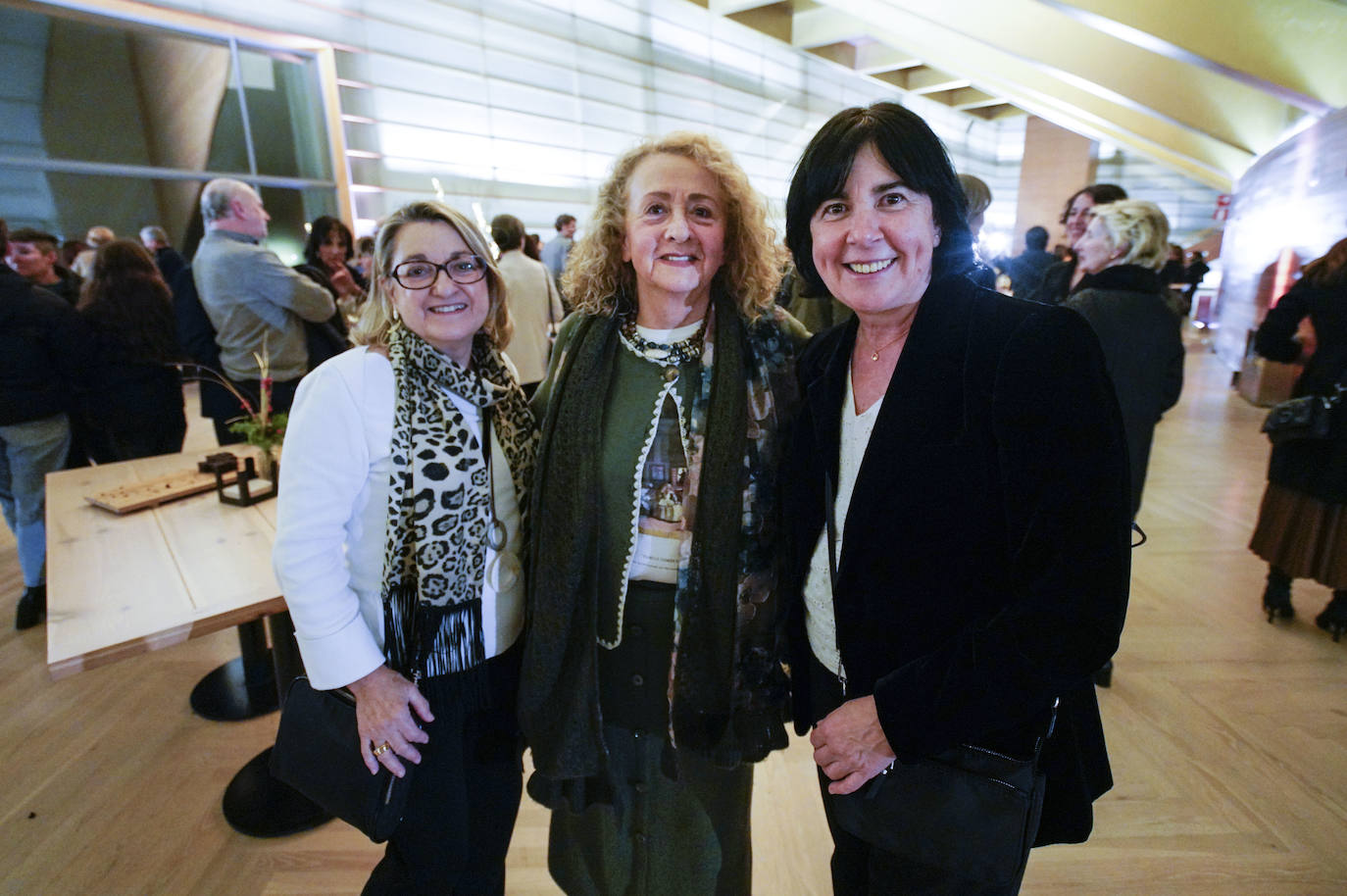 Lourdes Ruiz Barbarín, Julia Fernández Ferrán y Maite Villafruela, de la Asociación de Mujeres Profesionales, Empresarias y Directivas de Gipuzkoa ASPEGI.