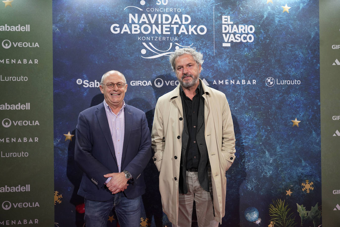 Los concejales de EHBildu en el Ayuntamientode San Sebastián Juan Karlos Izagirre y Jabi Vitoria posan antes del arranque del concierto.