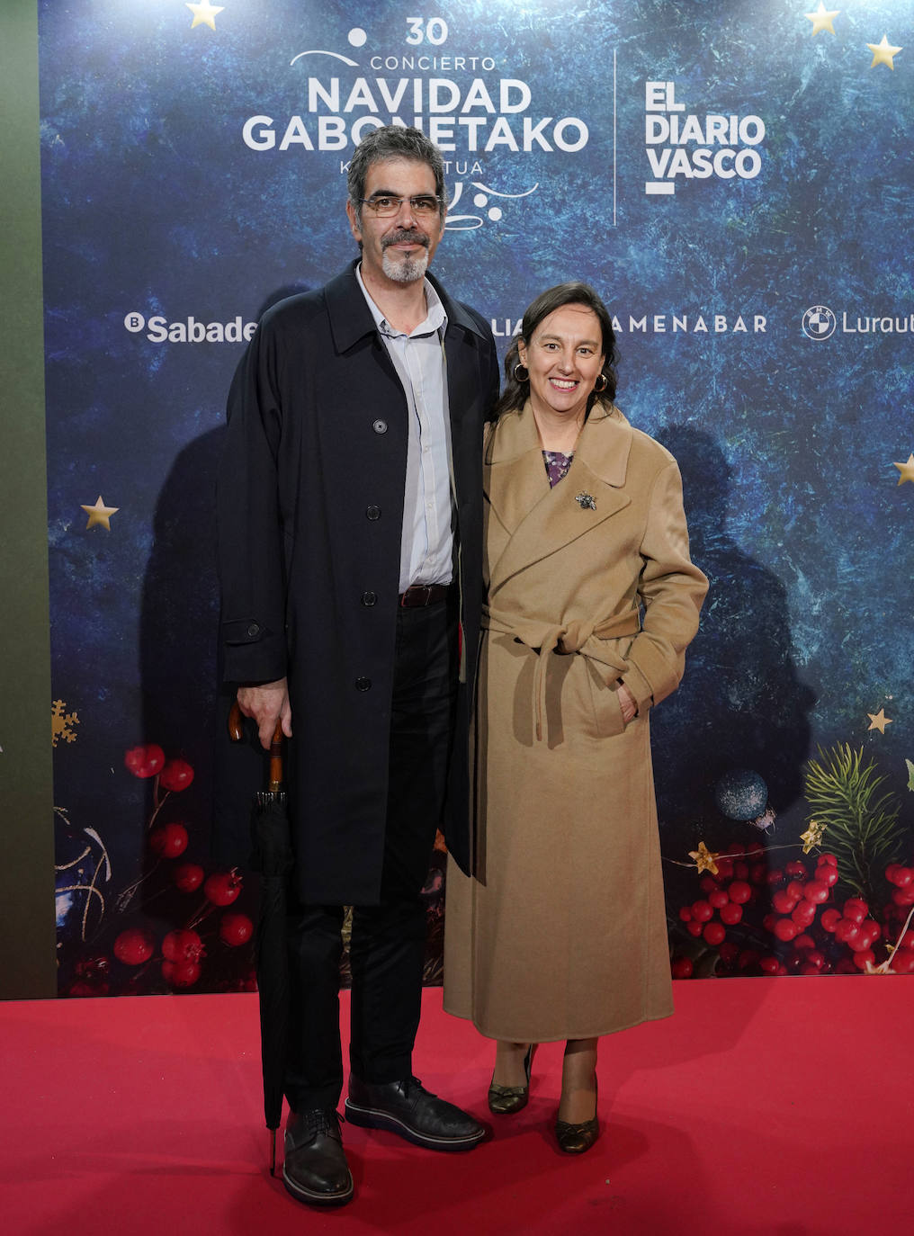 El alcalde de San Sebastián, Eneko Goia, acudió al concierto de Navidad de DVacompañado por su mujer, Leire Caridad. 