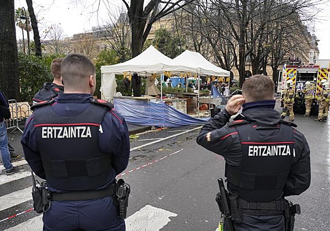 La Ertzaintza, junto a los bomberos frente al puesto dañado en la plaza de Gipuzkoa.