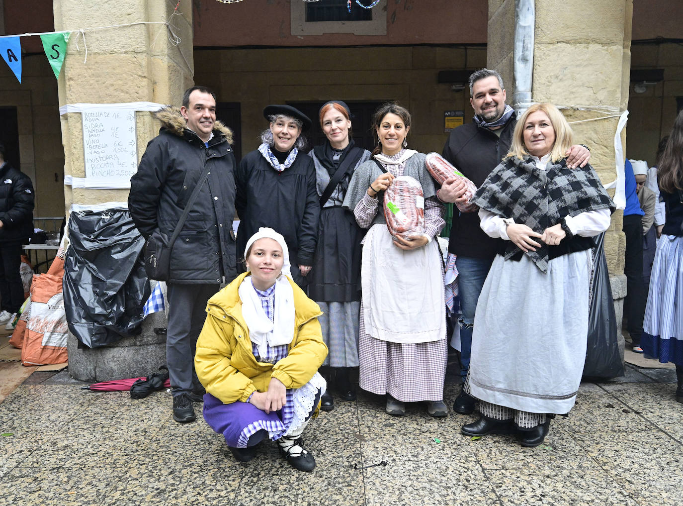 Asociación de Vecinos de Riberas-Erriberatarrak Konpartsa: «Somos miembros de la comparsa del Carnaval, que es de la asociación de vecinos del barrio. Trabajamos en una fiesta para disfrutar de otra. Todo el dinero recaudado aquí es para los carnavales, para los tocados, vestidos, meriendas y sobre todo para una carroza, que sería la primera de la comparsa», dice Susana Pisabarro.