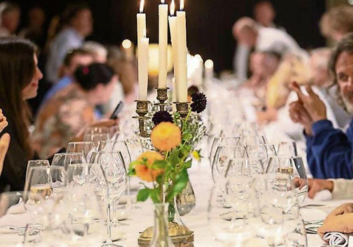 Juliette Binoche entre candelabros en su cena en el Basque Culinary Center en septiembre.