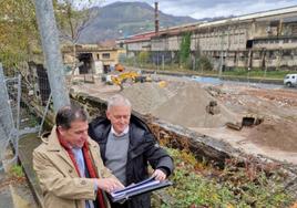 El alcalde, Jon Luqui, con el director general de Sprilur, Txaber Ouro, durante su visita a las obras de demolición.