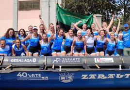 Las remeras del ZAE, con una de las banderas cosechadas esta temporada, que van a recibir el premio al mejor equipo femenino del 2023.