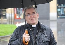 El obispo Fernando Prado posa junto a la catedral del Buen Pastor.