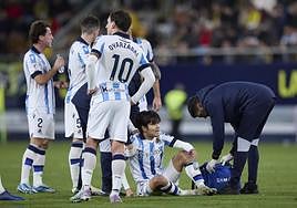 Los médicos atienden a Kubo después de que el nipón recibiera una agresión de Alcaraz.