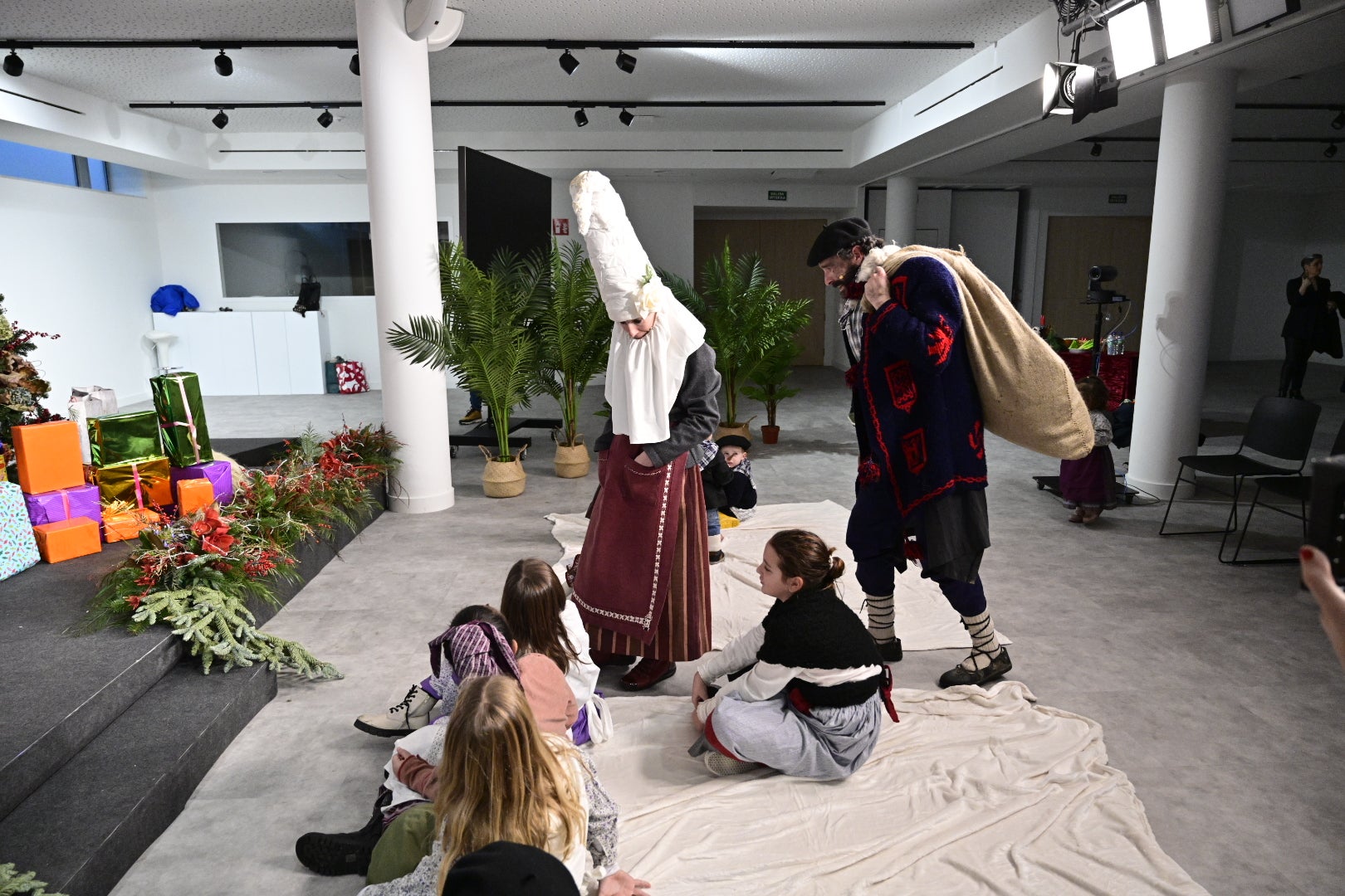 Olentzero y Mari Domingi, con los niños en DV