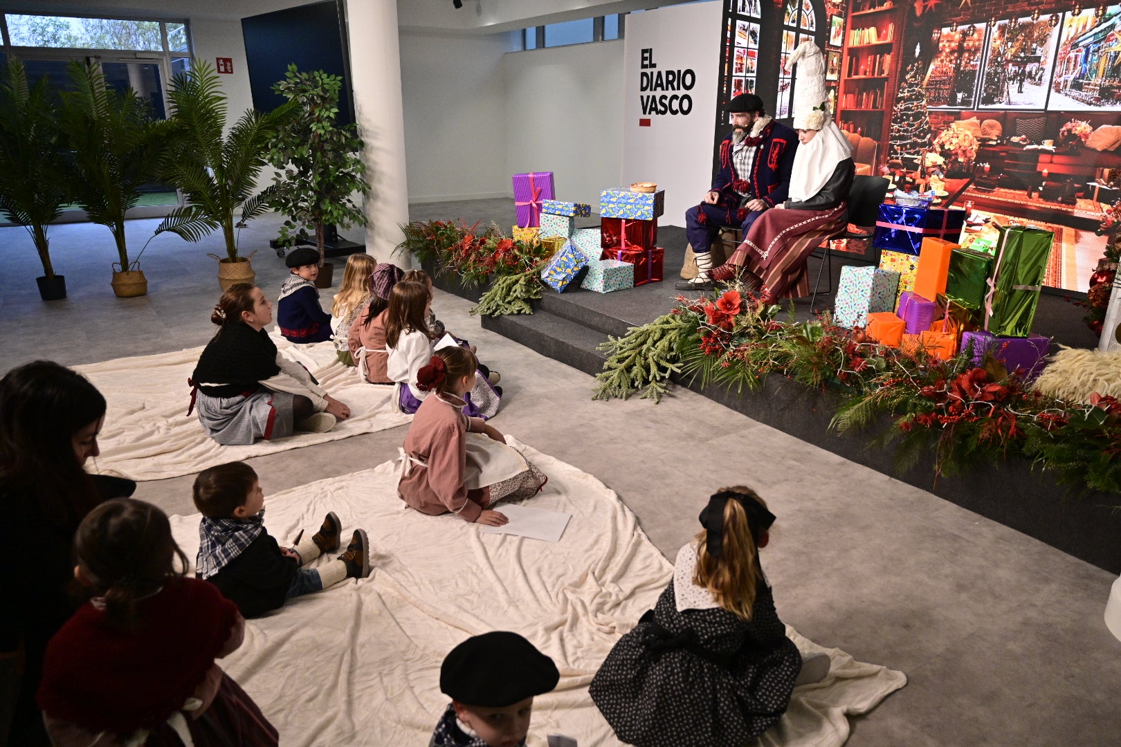 Olentzero y Mari Domingi, con los niños en DV