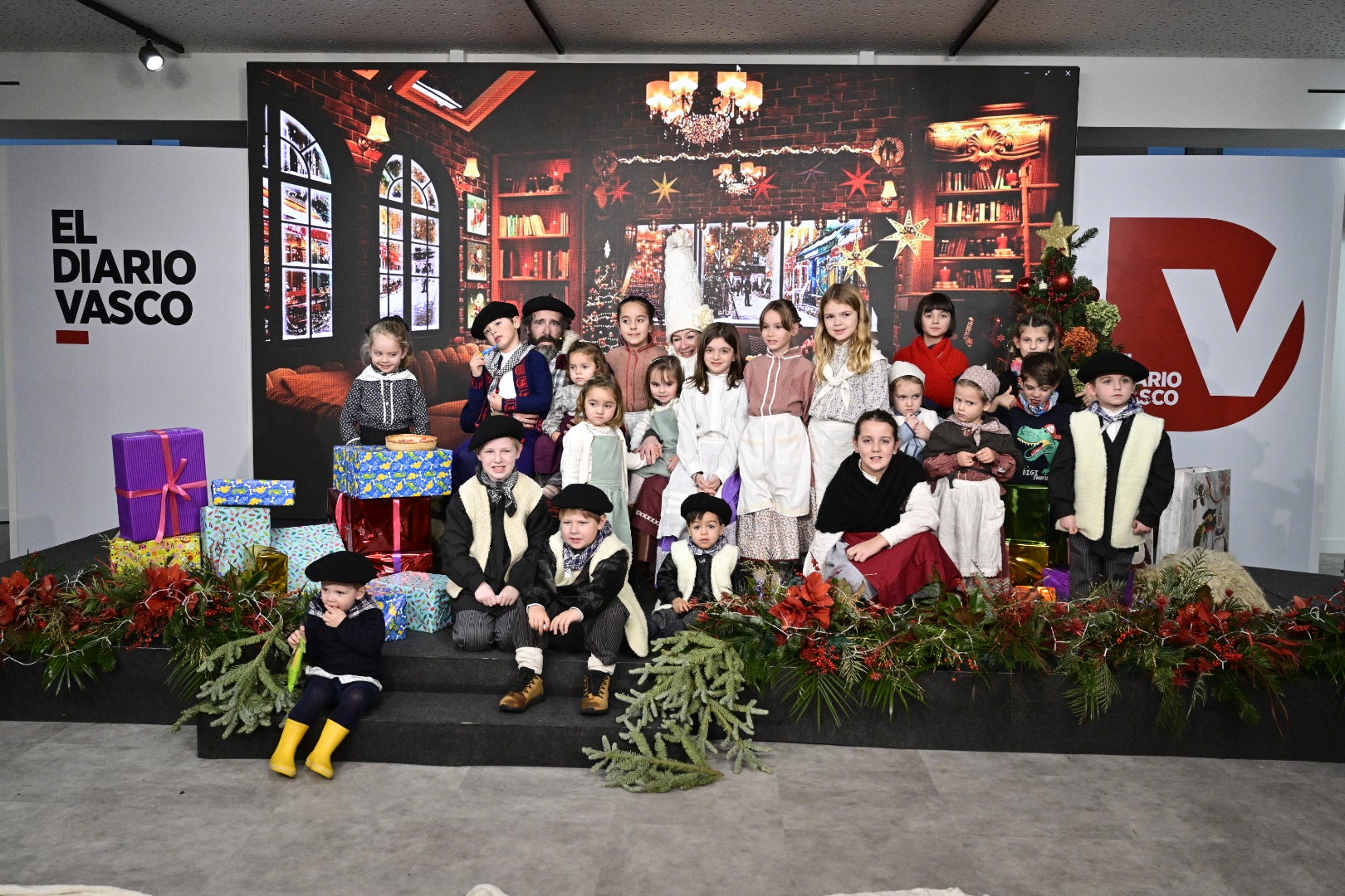 Olentzero y Mari Domingi, con los niños en DV