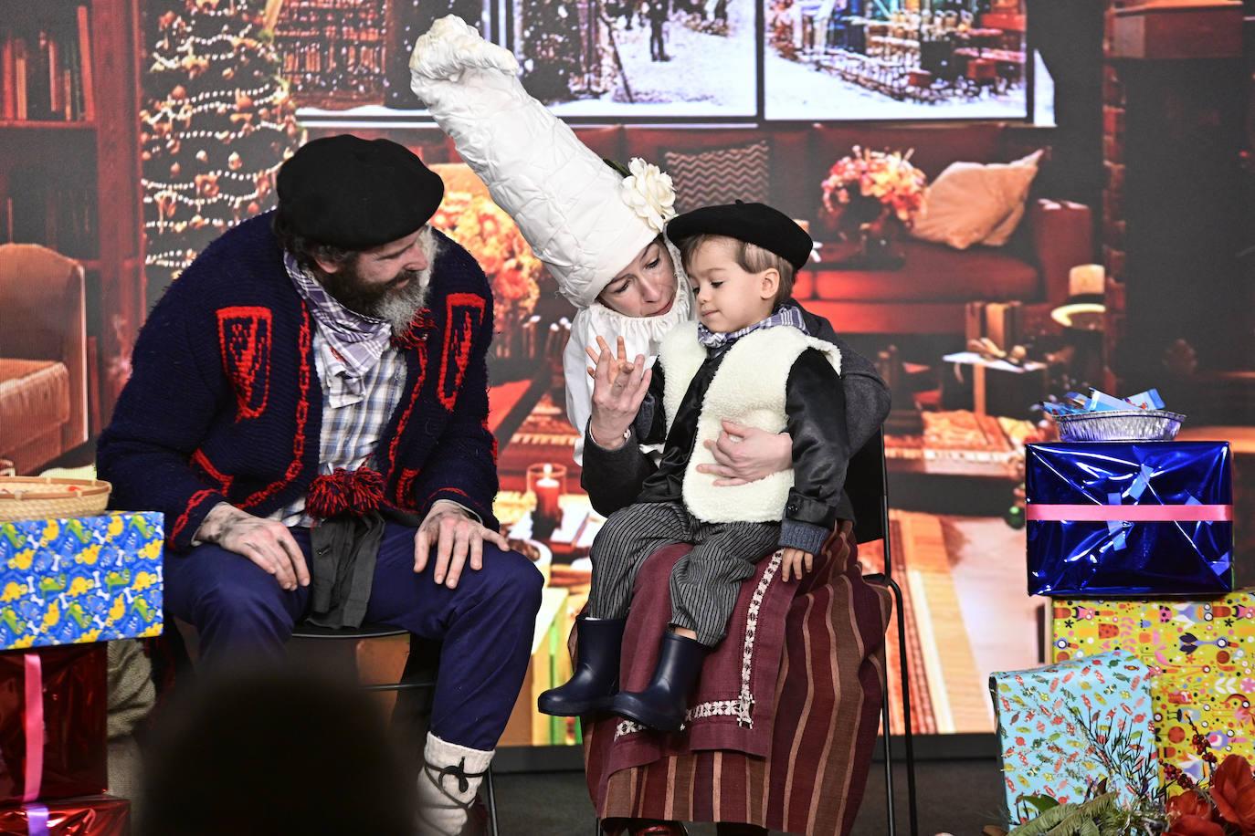 Olentzero y Mari Domingi, con los niños en DV