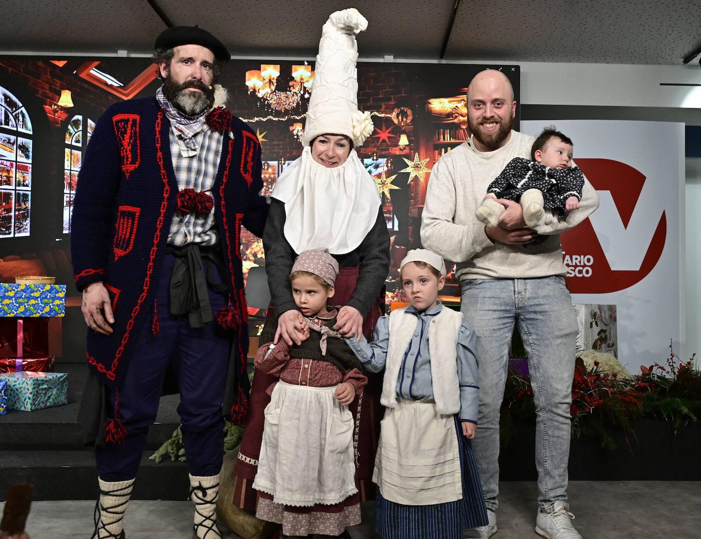 Olentzero y Mari Domingi, con los niños en DV