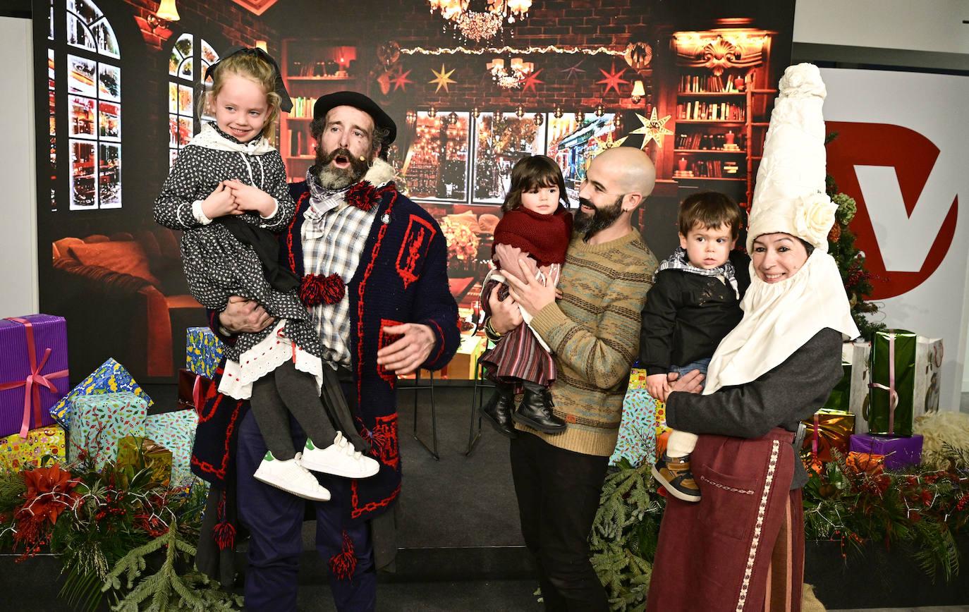 Olentzero y Mari Domingi, con los niños en DV