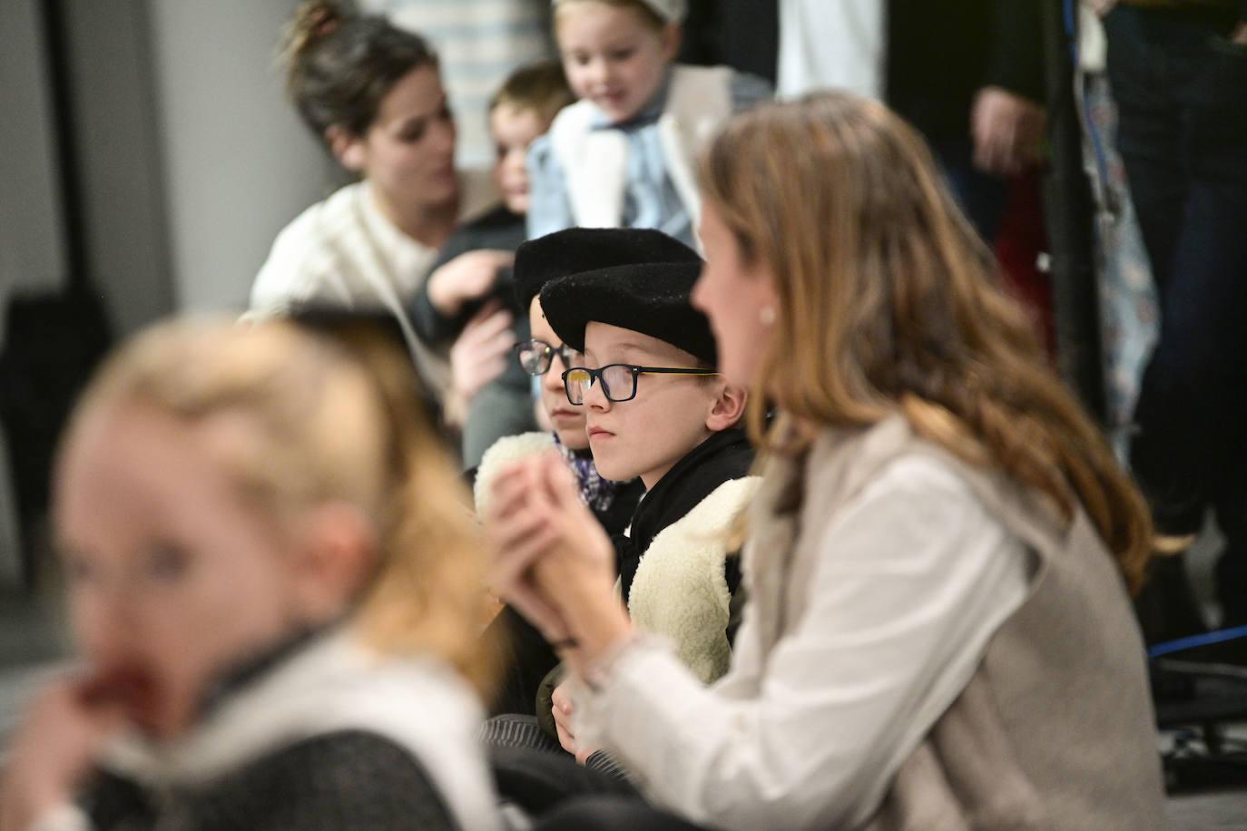 Olentzero y Mari Domingi, con los niños en DV