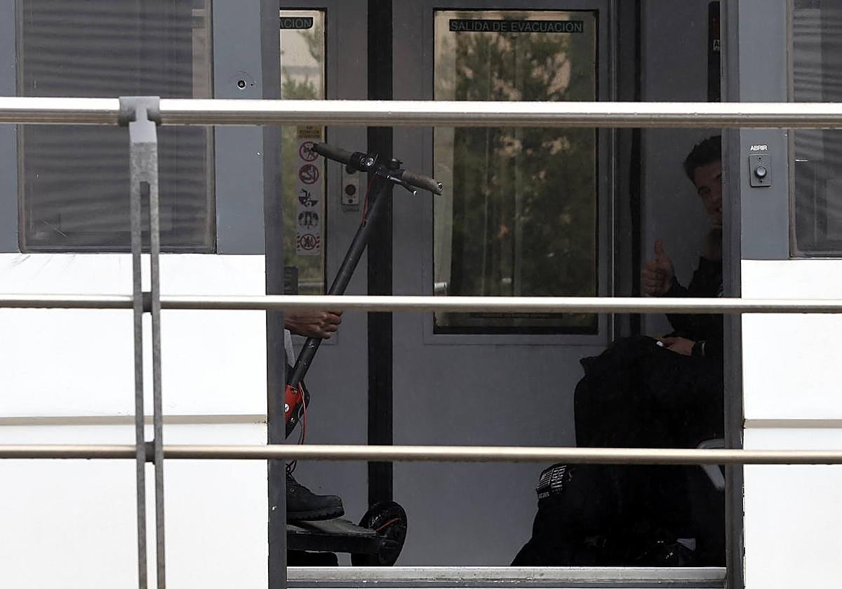 Un usuario accede con un patinete en un convoy de Renfe.