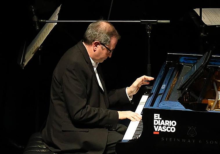 Javier Pérez de Azpeitia interpreta en el concierto de Navidad de DV 'Fairytales of New York' de The Pogues, en memoria de Shane MacGowan.