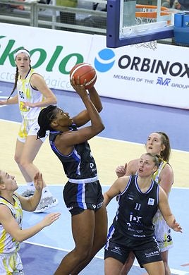 Fankam tira a canasta desde las alturas en el partido de ayer en el Gasca.