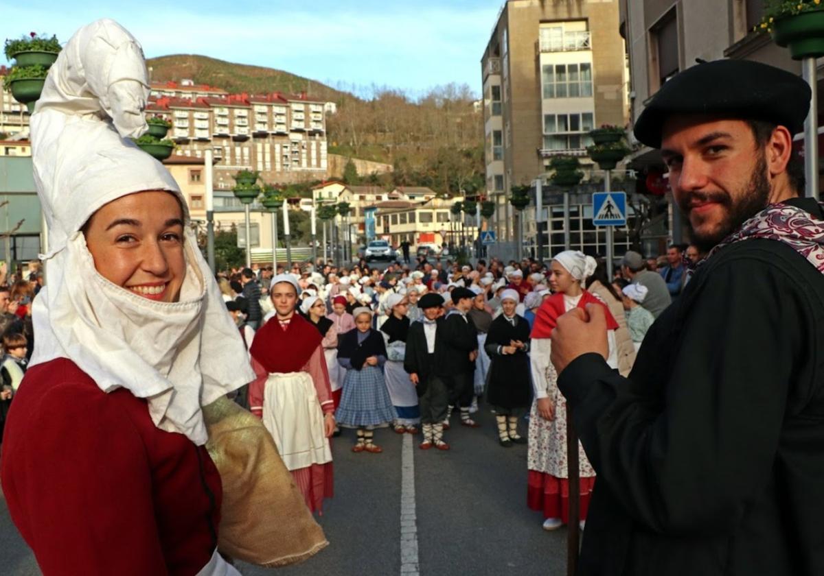 Olentzero y Mari Domingi durante la bienvenida que les tributaron las niñas y los niños de Elgoibar en su visita del pasado año.