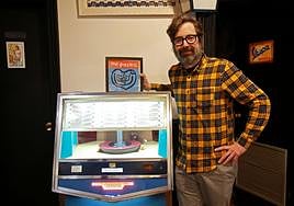 El músico con la portada en cerámica de los Pastels, junto al jukebox del Art Café de Amara.