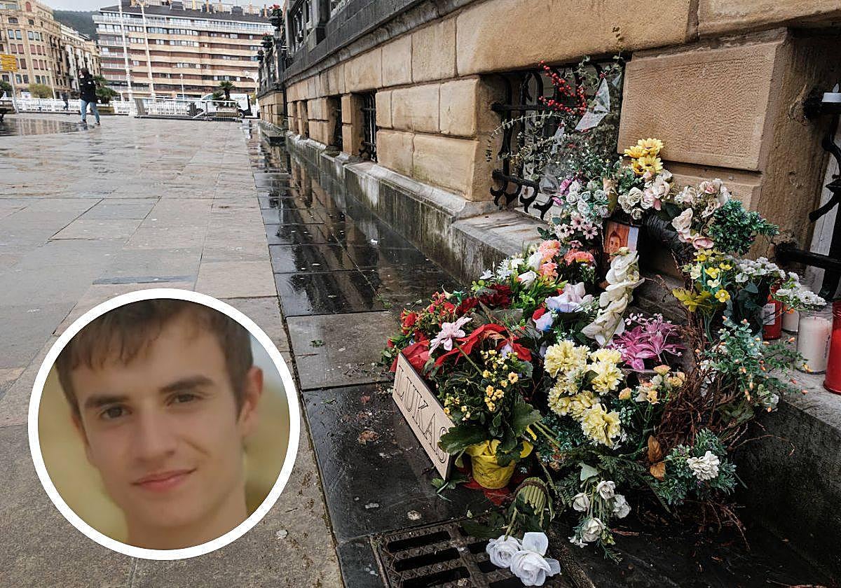 Numerosas flores, velas y una fotografía de Lukas recordaban ayer el lugar donde el joven fue apuñalado hace un año.