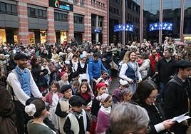 Estaba claro que los más pequeños estaban deseando recibir a Olentzero y Mari Domingi y el sirimiri no fue un impedimento para ello.