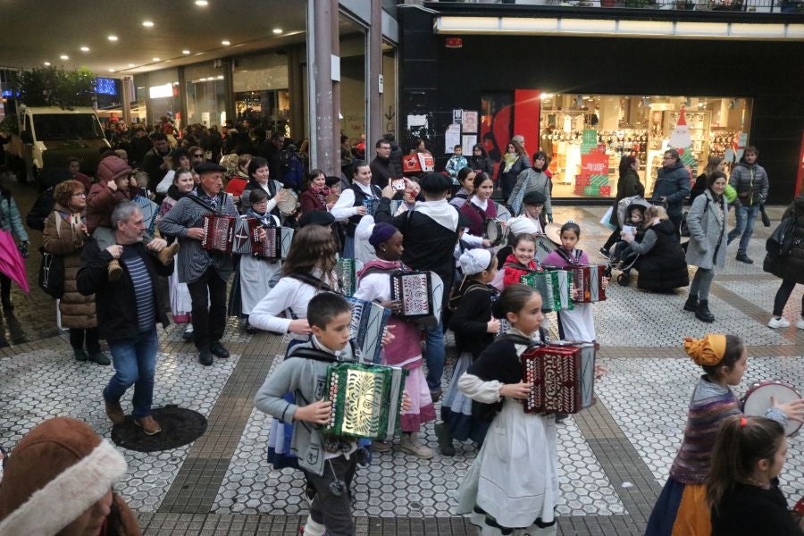 El paso de Olentzero por Errenteria, en imágenes