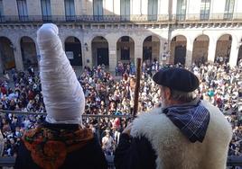 Confeti, copos de nieve y colorido con globos son el broche de la recepción en la Plaza a Olentzero y Mari Domingi.