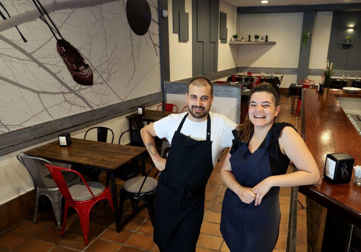 Eneko Arandia y Emma Arratibel, en su restaurante.